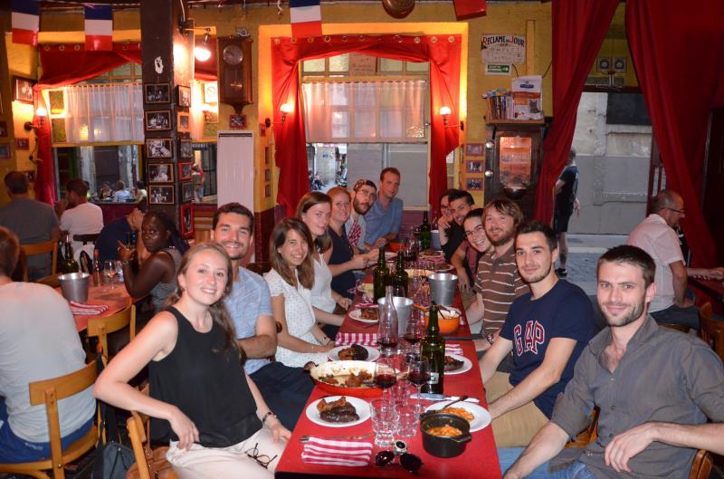 Repas joyeux dans un bouchon lyonnais